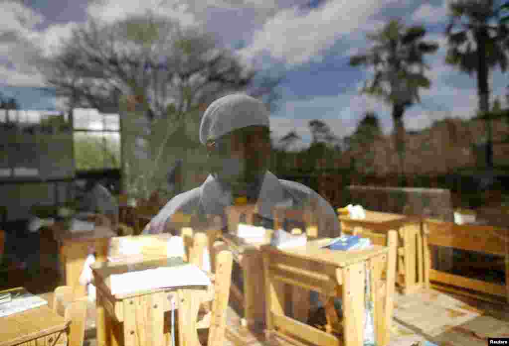 Иногда эвакуированные люди возвращаются в зону отчуждения, чтобы найти тела своих родственников и проститься с ними в соответствии с традициями На фото – 50-летний Норио Кимура. Из-за аварии он потерял своих родственников, но феврале вернулся в зону отчуждения. В этой классной комнате когда-то училась его младшая дочь: она пропала без вести