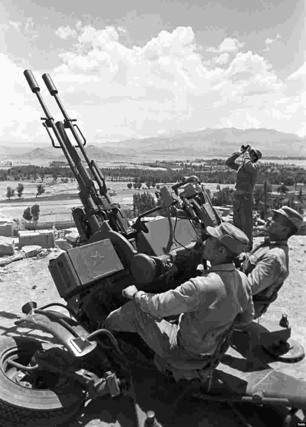 Еще одна десятилетняя война – афганская. С 1978 по 1989 год советские войска воевали на стороне прокоммунистического правительства Афганистана. Историки утверждают, что на поддержание этой войны СССР тратил от 3 до 8 млрд долларов ежегодно, хотя точные цифры до сих пор неизвестны