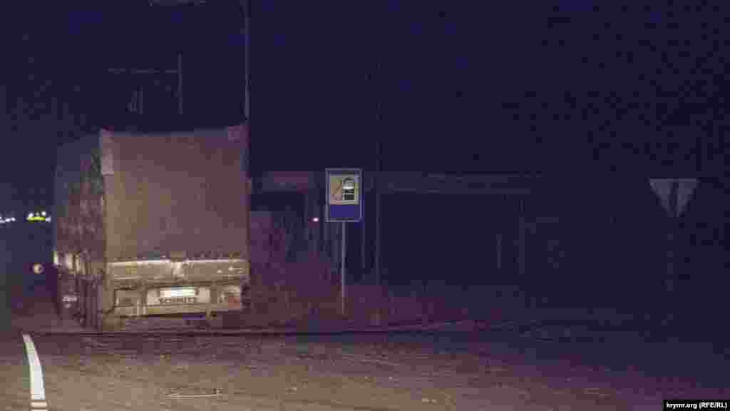 Большая часть крымских автозаправок не могла обслуживать клиентов. Не работали также круглосуточные аптеки, магазины