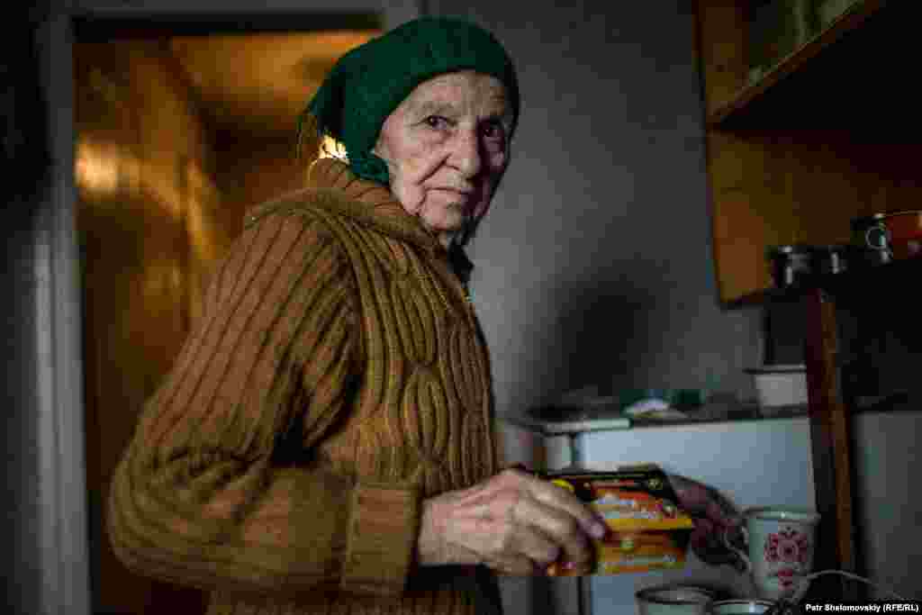 Некоторое время 84-летняя Раиса Козакова делила свой дом еще с 8 людьми, которые нуждались в убежище. Сейчас они вернулись к себе. Во время обстрелов крыша дома Раисы сильно пострадала – теперь снег и дождь попадают внутрь