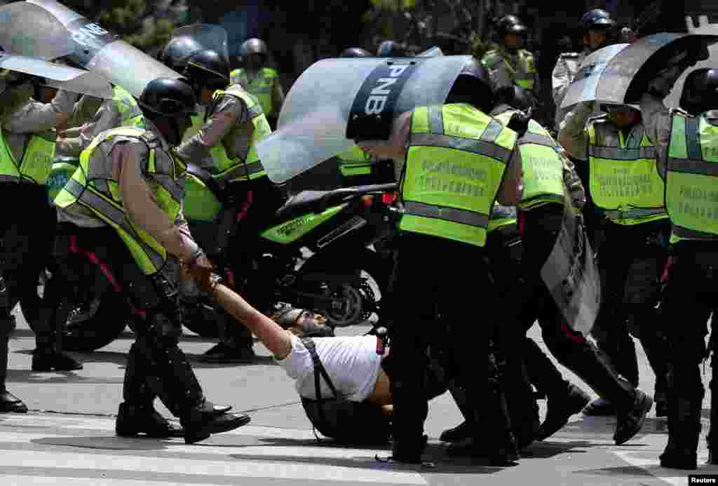 Согласно отчетам правозащитников венесуэльской организации Foro Penal, только за два года протестов власти задержали свыше трех тысяч человек, 800 из которых до сих пор находятся в заключении. Часть задержанных власти пытали. На фото – полиция задержала оппозиционера во время антиправительственных акций 10 апреля