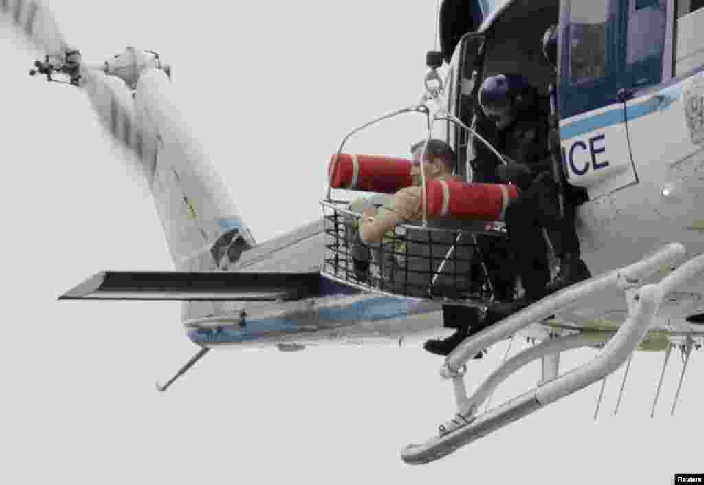 В середине сентября 2013 года в штаб-квартире ВМС США в "Вашингтон Нейви-Ярд" бывший работник базы 34-летний Аарон Алексис открыл стрельбу по военным. Он убил 12 человек, 8 получили тяжелые ранения. Сам Алексис был убит во время часовой перестрелки с полицией. На фото – полицейский вертолет эвакуирует одного из военных с базы.