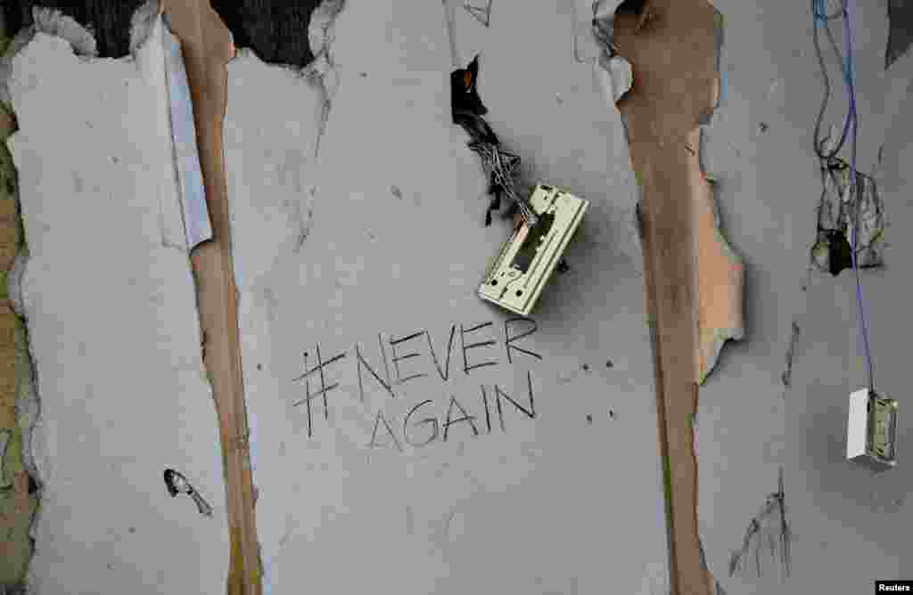 По официальным данным, во время аварии на Фукусиме и цунами, которое его вызвало, погибли около 16 тысяч человек. 2,5 тысячи до сих пор считаются пропавшими без вести. На фото – надпись "Никогда больше" на стене в начальной школе