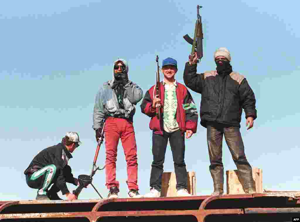 В январе 1997 года в Албании обрушились несколько крупных финансовых пирамид, что спровоцировало разорение вкладчиков и массовые протесты. Восставшие албанцы захватили и разграбили военные склады. Исчезло свыше трех с половиной тонн взрывчатки и свыше 300 тысяч единиц огнестрельного оружия. Спустя несколько лет этим же оружием пользовались албанские сепаратисты во время конфликта в Косово На фото – вооруженные мятежники во время протестов в городе Люшня. Март 1997 года