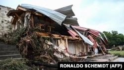 Разрушенный дом неподалеку от того места, где располагался лагерь Camp Mystic