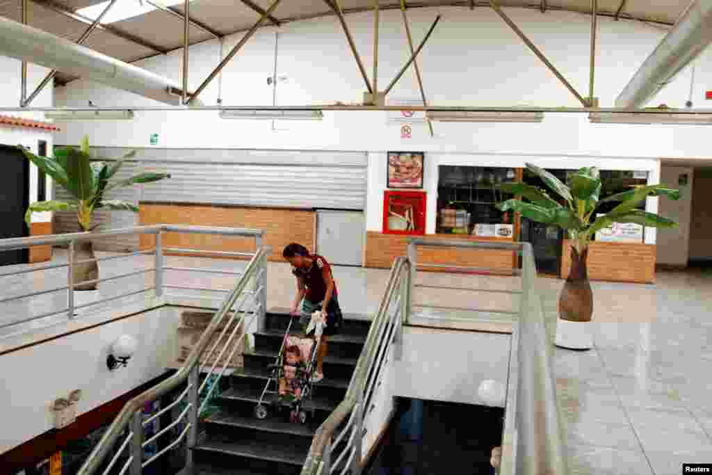 По данным ООН, Венесуэла "лидирует" в мире по доле неполных семей, уровню детской смертности и частоте подростковой беременности/  На фото: 29-летняя Геральдина Рокка собирается пройти обязательный тест на беременность перед стерилизацией