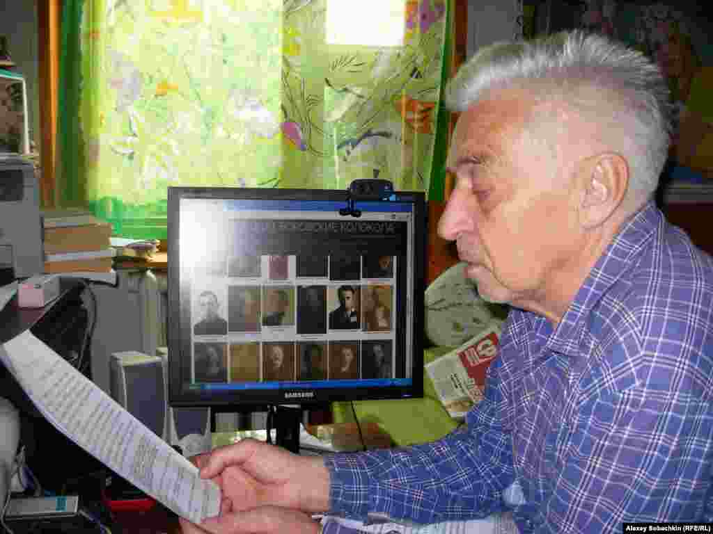 Восьмидесятилетний Владимир Овчинников – одна из главных достопримечательностей Боровска, небольшого провинциального городка в Калужской области. Художника называют "Боровским Бэнкси" за его социальное искусство: он изучает архивы НКВД и расписывает стены городских зданий фотографиями репрессированных и расстрелянных жителей. У Овчинникова свои счеты с властью: его деда и прадеда тоже расстреляли, а отца арестовали в 1937 году и отправили на 10 лет в лагерь на Колыме. Местные власти не раз заводили на художника дела о порче имущества, но художник продолжает расписывать стены, считая это своим моральным долгом. Смотреть фильм и читать о Боровске и Овчинникове. 