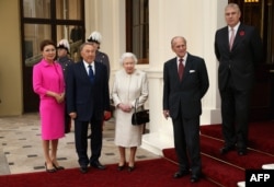 Нурсултан Назарбаев с дочерью Даригой в Букингемском дворце, где их встретили королева Великобритании Елизавета II, ее супруг герцог Эдинбургский Филипп и принц Эндрю. Лондон, 4 ноября 2015 года