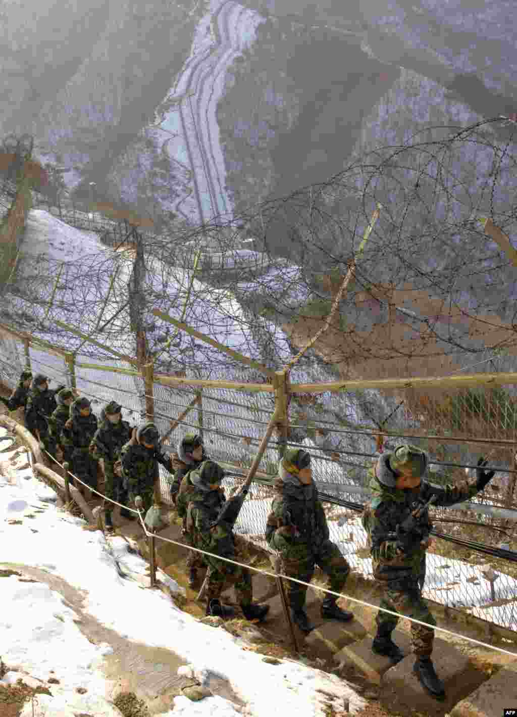 Еще одна стена находится на демилитаризированной зоне между Северной и Южной Кореями. Ее длина - 240 км, некоторые ее участки также находятся под напряжением. Забор между государствами появился в 70-х прошлого столетия, когда стороны не смогли договориться о перемирии. В августе 2015 стороны впервые за долгое время обстреляли друг друга