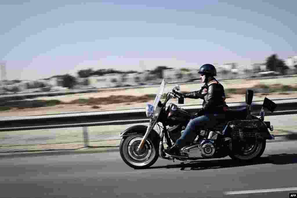 На фото – Энн аль-Заяни, женщина-байкер из Бахрейна. Энн работает главой пиар-отдела в госпитале Американской миссии, а в свободное время рассекает по просторам страны