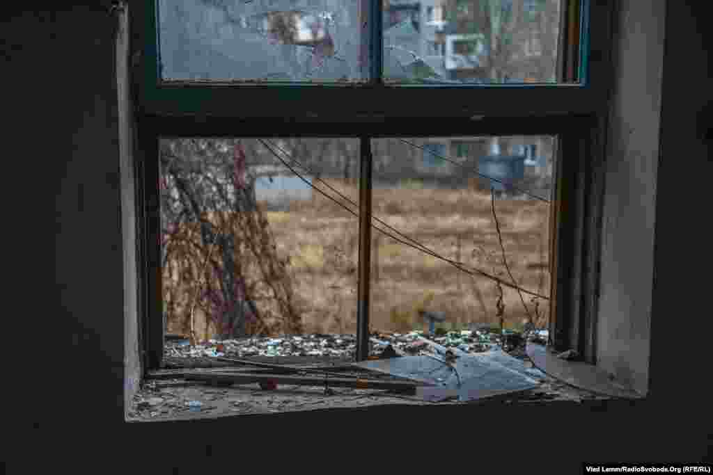 Выбитые окна в одном из подъездов