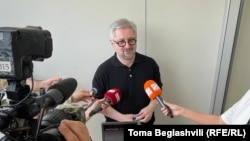 Ника Гварамия у здания СИЗО