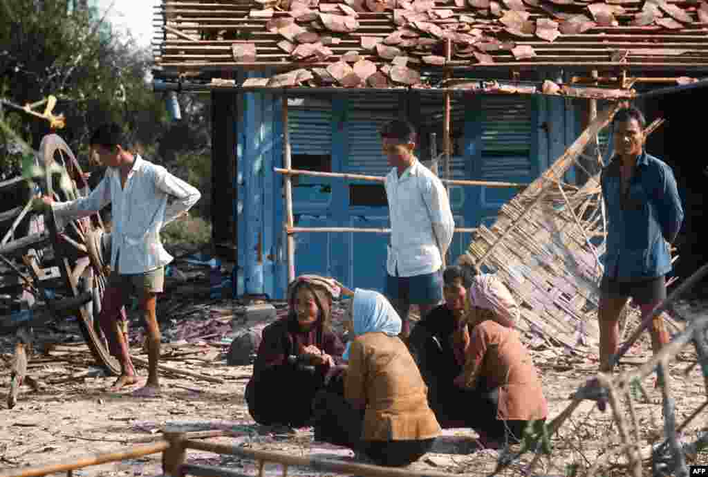 Во время войны во Вьетнаме советское правительство поставляло оружие и гуманитарную помощь союзникам Северного Вьетнама через территорию Китая. Это происходило даже после охлаждения китайско-советских отношений. Спустя некоторое время стало известно, что во время транзита китайские военные оставляли часть техники себе, используя ее как образец для дальнейшего массового производства На фото – жители вьетнамской деревни после бомбежки. Январь 1973 года
