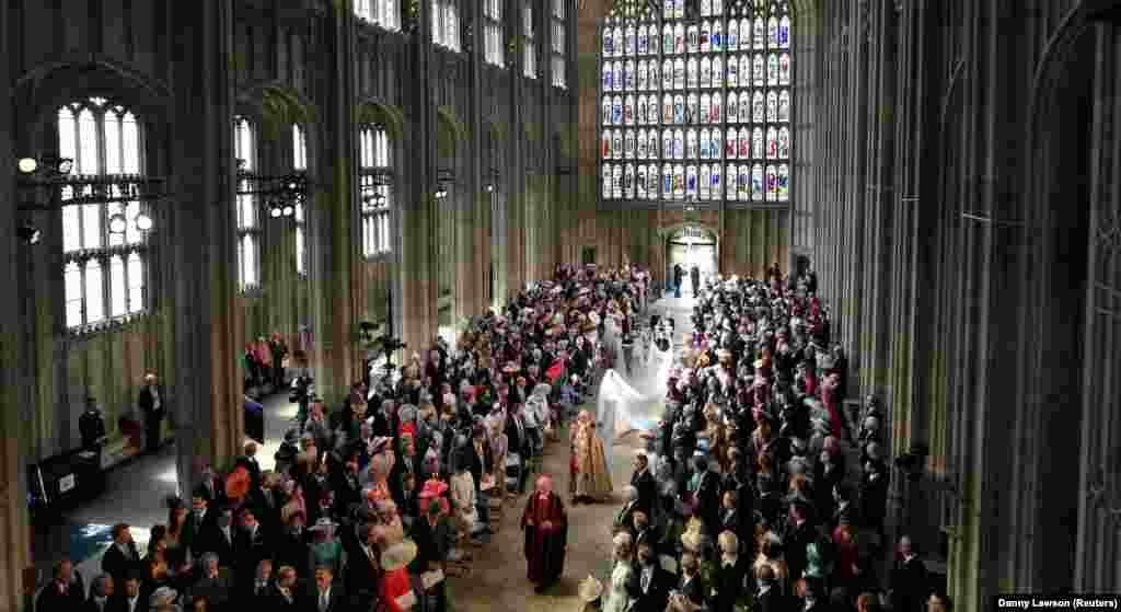 Это самая нетрадиционная церемония в королевской семье. Меган Маркл -- единственная в королевской семьи смешанных кровей: ее мать афрофмериканка. К тому же Меган уже была замужем