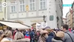 Путин с Лукашенко на золотом унитазе: акция в Праге против "деспотов" Путин с Лукашенко на золотом унитазе: акция в Праге против "деспотов"