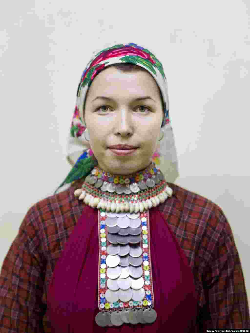 Соловьева Наташа, 24 года, бухгалтер "Мой марийский из семьи, дома говорили только на нем. Разговорный язык я знаю, а вот пишу иногда с ошибками. Семья была православная, но бабушки и дедушки ходили и в рощу. Особенно я ощущаю себя мари во время праздников, особенно домашних. Когда начинаются песни и танцы, не сценические, а настоящие, это и есть мари".