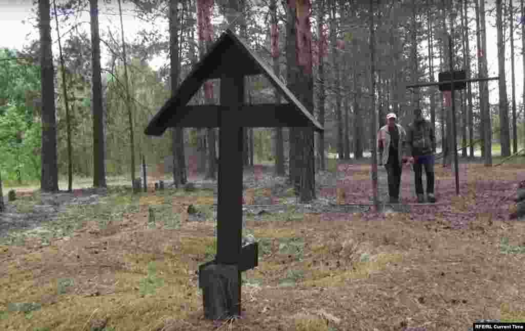 Анатолис Смилингис в конце 30-х годов был выслан из Литвы в республику Коми, в спецлагерь НКВД на реке Локчим. Сегодня 90-летний старик наотрез отказывается уезжать на родину и стал одним из главных исследователей истории "Локчимлага". Он ищет могилы репрессированных, списывается с их родственниками и пытается увековечить память погибших. Его работа практически бесконечна: ведь местные поселки, по словам Смилингиса, в буквальном смысле стоят на костях: "Каждый год песок, ветер, дожди вымывают человеческие останки, кости. Сколько здесь было? Никто не считал, никто не знает, сколько здесь похоронено", – говорит он. Посмотреть фильм о "Локчимлаге" и почитать истории репрессированных.