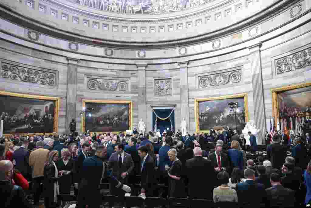 Инаугурации президентов США всегда проходят 20 января в Вашингтоне – это указано в 20-й поправке к Конституции. Главная часть церемонии – присяга президента и вице-президента. Обычно инаугурации президентов США проходят на ступенях Капитолия, но в этот раз церемонию провели внутри здания, в зале под куполом Капитолия, из-за холодной погоды, поэтому на инаугурации было гораздо меньше зрителей, чем планировалось изначально. Всего комитет Конгресса по инаугурационным церемониям выпустил 220 тысяч билетов на мероприятие. 