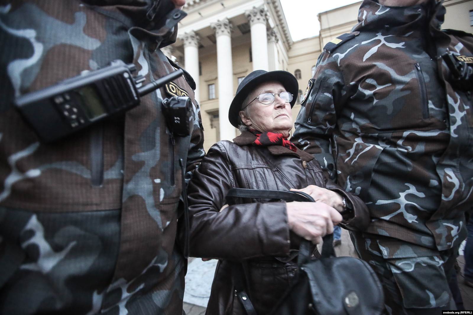 Нину Багинскую задерживают у здания КГБ на акции в поддержку фигурантов "дела патритов", 31 марта 2017 года. Фото: svaboda.org (RFE/RL)