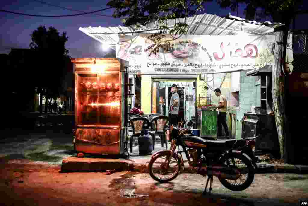 Так выглядят улицы сирийского города Кобань, всего 8 месяцев назад здесь шли ожесточенные бои между боевиками ИГИЛ и курдами (последние контролируют территорию), 6 сентября 2015 