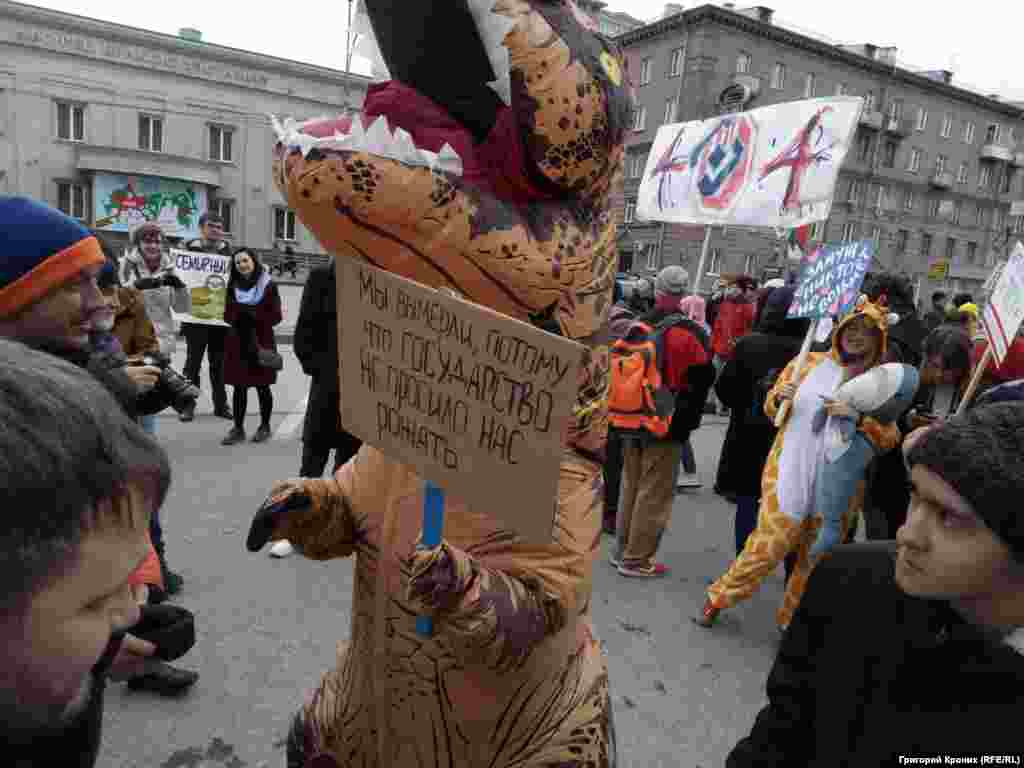 Участники новосибирской "Монстрации" сделали плакаты с отсылками к самым ярким общественно-политическим событиям года. Вот, например, плакат, напоминающий о бывшей свердловской чиновнице Ольге Глацких. Она получила известность после своих слов о детях, которым государство ничего не должно