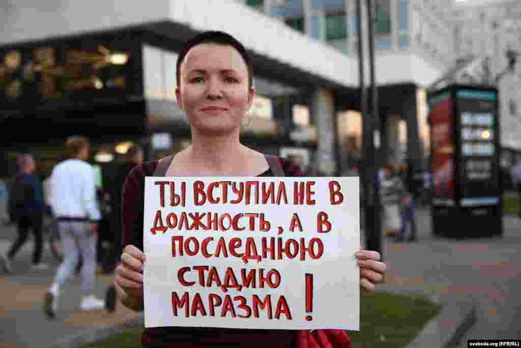 Александр Лукашенко тайно вступил в должность президента Беларуси 23 сентября. Координационный совет оппозиции заявил о бессрочной акции неповиновения. В соцсетях – призыв собраться в центре своих городов, "чтобы показать конец легитимности крысиного короля". Кандидат в президенты Беларуси Светлана Тихановская назвала инаугурацию фарсом: "На самом деле, сегодня Лукашенко просто ушел на пенсию"