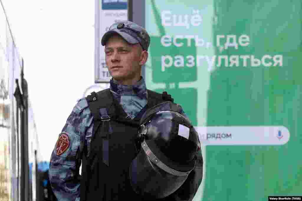 Сотрудник полиции на Тверском бульваре перед началом акции в поддержку незарегистрированных кандидатов на выборах в Мосгордуму. 3 августа полиция проигрывала новое предупреждение: гражданам сообщали, чтобы они воздержались от насилия в отношении стражей порядка, потому что среди них есть солдаты срочной службы, а следовательно, "ваши сыновья". Фото: Валерий Шарифулин/ТАСС