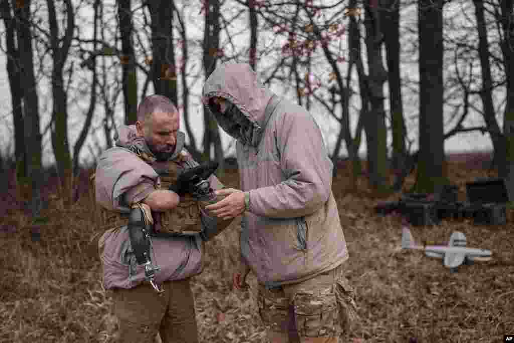 Старший сержант Андрей Рублюк также занимается мониторингом российских дронов. Хотя его реабилитация началась вскоре после ранений в 2022 году, он говорит, что она не окончена: "Каждый новый день – часть моей реабилитации". 