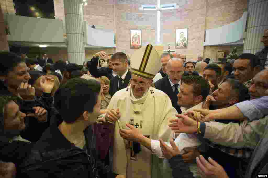 Папа Римский Франциск в тюрьме Ребибия в Риме 