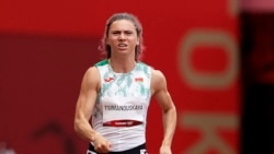 "В тебе этот круговорот дьявола крутит тобой!" Белорусские чиновники от спорта уговаривают Тимановскую "В тебе этот круговорот дьявола крутит тобой!" Белорусские чиновники от спорта уговаривают Тимановскую