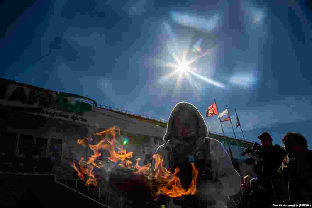 Перед единственной ледовой ареной, а в народе – дворцом, развели костер