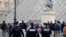 Полицейские патрулируют площадь возле закрытого после ограбления Лувра. Париж, 20 октября 2025 года