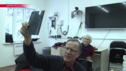 Родители больных детей просят австралийского врача навсегда остаться в Кыргызстане Родители больных детей просят австралийского врача навсегда остаться в Кыргызстане