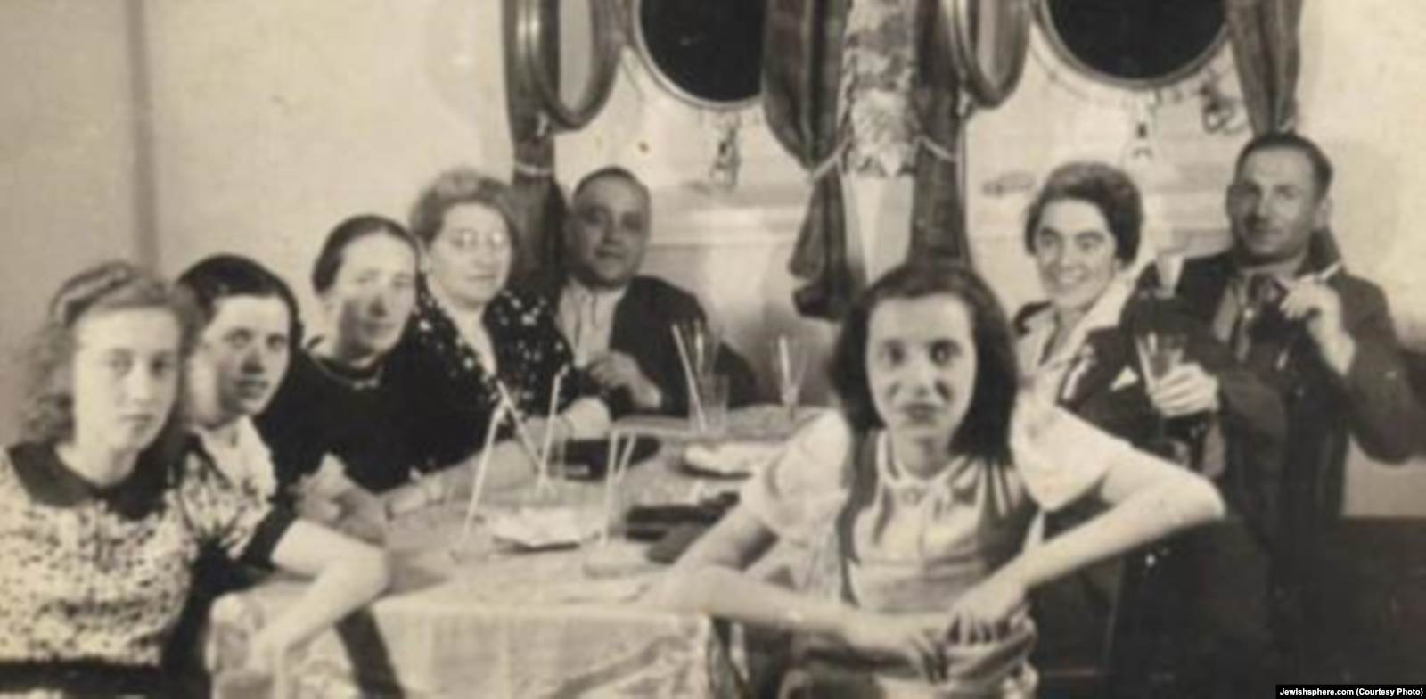 В ресторане на борту "Сент-Луиса". Слева – 15-летняя Гизела, в центре – ее сестра Соня и их мать (третья слева). Фото: Jewishsphere.com