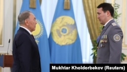 Нурсултан Назарбаев в бытность президентом присвоил своему племяннику Самату Абишу, заместителю председателя КНБ, специальное звание генерал-майор национальной безопасности. У Абиша были орден "Данқ" II степени и многочисленные медали, которых его лишили в 2024 году