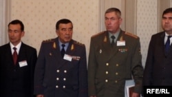 Бывший министр внутренних дел Узбекистана Закир Алматов (второй слева) был снят с должности спустя год после Андижанских событий