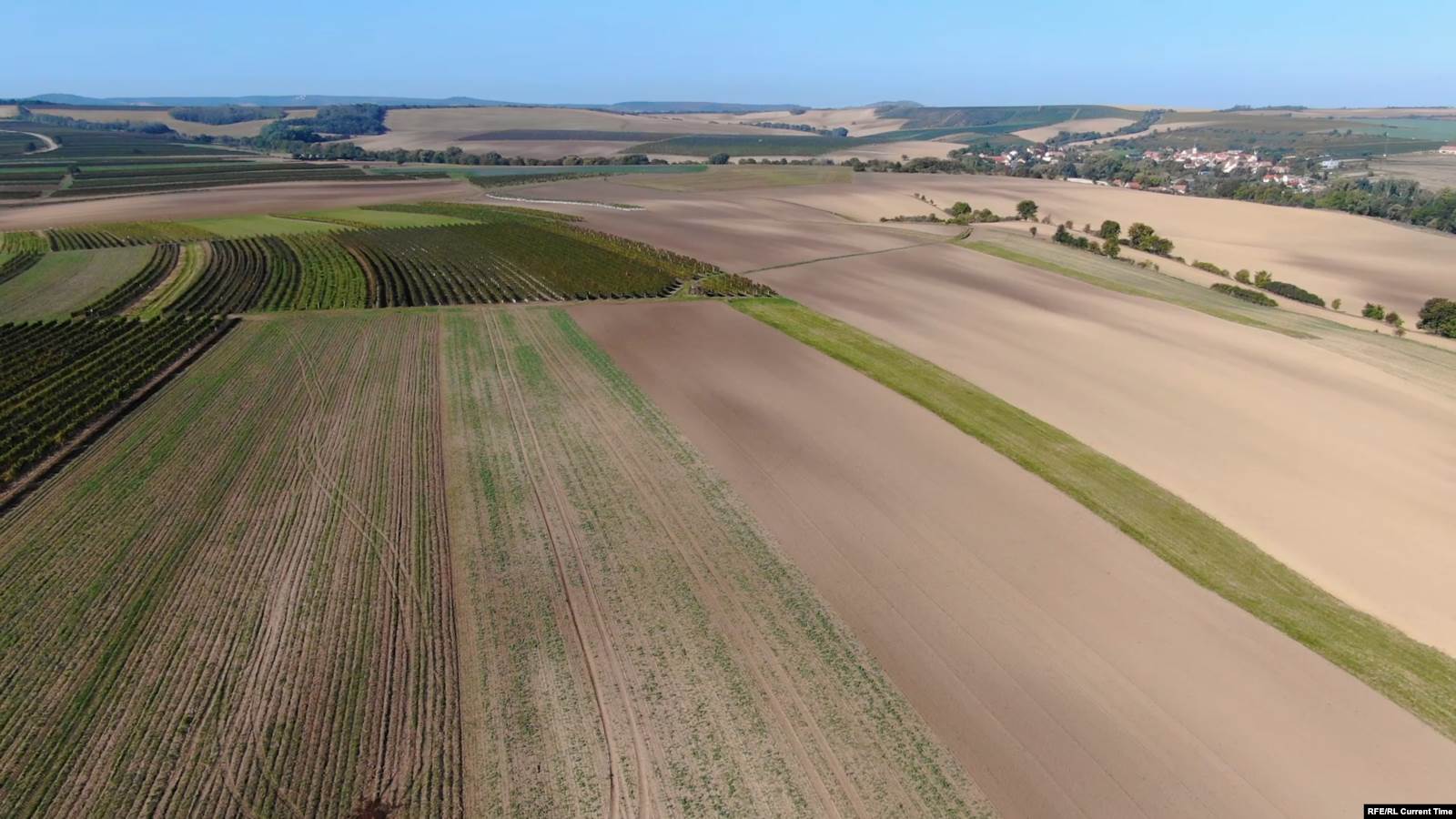 Поля на границе с Австрией, над которыми в 1983 году летел Роберт Гутыра. Фото: Настоящее Время