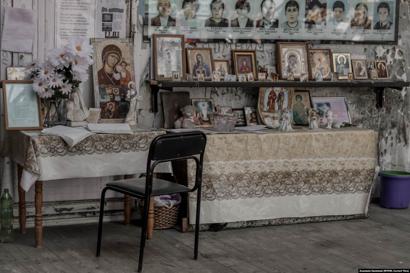 Иконы и портреты погибших в бывшей школе №1