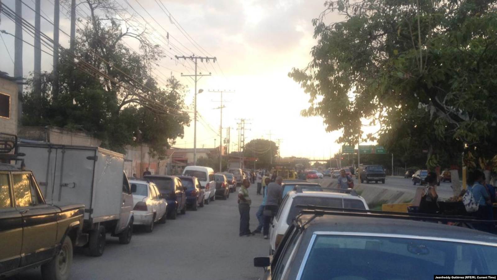 Очередь за бензином. Пало Негро, май 2019 года. Фото: Жанфредди Гутьеррес