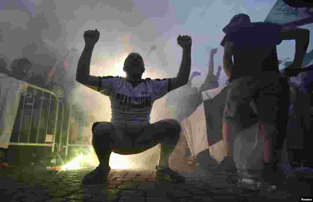 На площади Сан-Карло в итальянском Турине тысячи болельщиков наблюдали за прямой трансляцией финала Лиги чемпионов. "Ювентус" играл против "Реала", 3 июня 2017