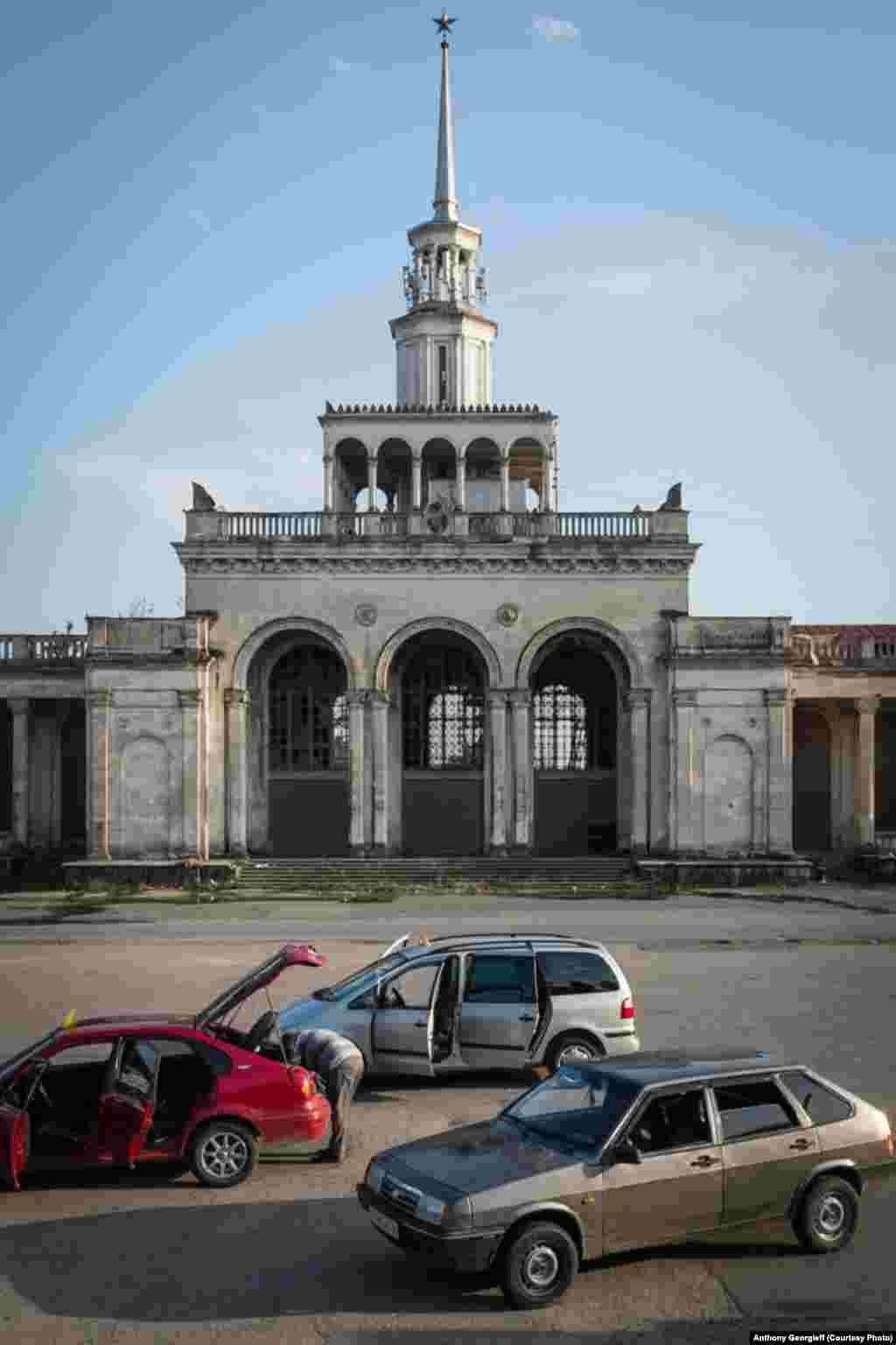 Здание Центрального вокзала в Сухуми. Поезда здесь давно не ходят.   