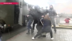 Минский ОМОН задерживает участников празднования Дня Воли Минский ОМОН задерживает участников празднования Дня Воли