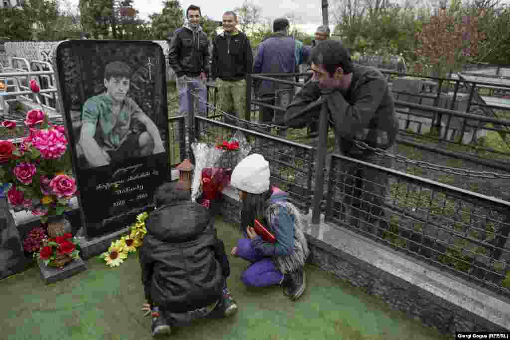 По традиции после матча восемнадцатикилограммовый мяч "хоронят" в могиле человека, который последним скончался в деревне. Так заканчивается игра в этом году, и все сразу же начинают ждать следующего матча. 