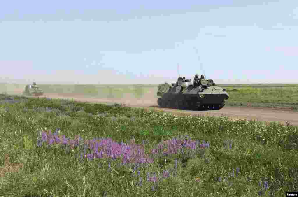 Военная техника в Кузьминском вблизи российско-украинской границы. На значительной части техники не видно маркировки, а многие солдаты носят камуфляж без опознавательных знаков. Нескоторые сказали, что отправлены на учения, и их присутствие здесь с ситуацией на Украине не связано. 26 мая 2015 