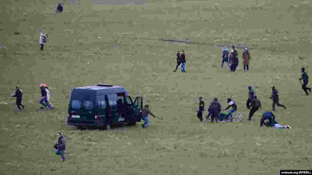 "Сафари" на поле у Куропат. 1 ноября во время очередного марша протеста силовики жестоко задерживали людей, направлявшихся в урочище Куропаты. При этом они использовали светошумовые гранаты и на микроватобусах преследовали митингующих по полю.