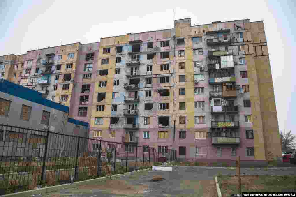 Девятиэтажное здание, которое местные называют "разукрашка", сильно разрушено во время обстрелов в середине лета 2015 года. Большинство квартир заброшены, но в некоторых до сих пор живут люди