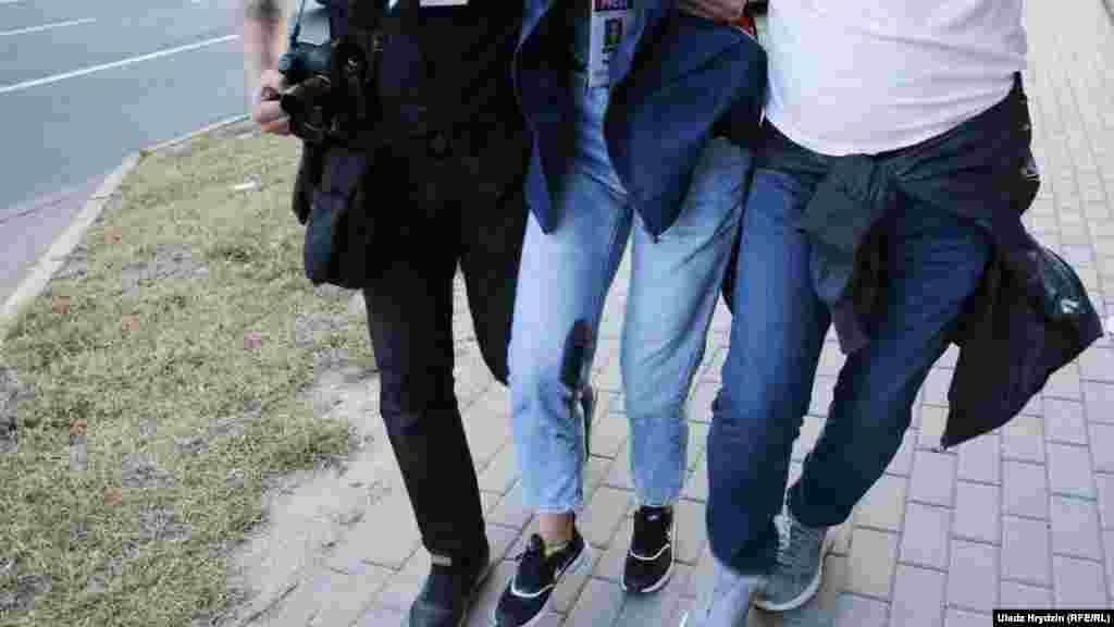 Раненная выстрелом силовика журналистка "Нашей Нивы" Наталья Лубневская, 10 августа, Минск. Преследование журналистов независимых медиа усилилось с августа, в отношении многих из них завели уголовные дела. "Репортеры без границ" назвали Беларусь самой опасной страной в Европе для журналистов.