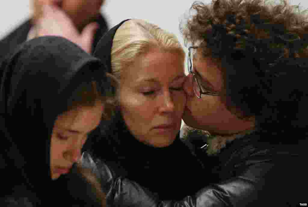 Журналистка Екатерина Одинцова с дочерью Немцова Диной и сыном Антоном на церемонии прощания в Сахаровском Центре в Москве 