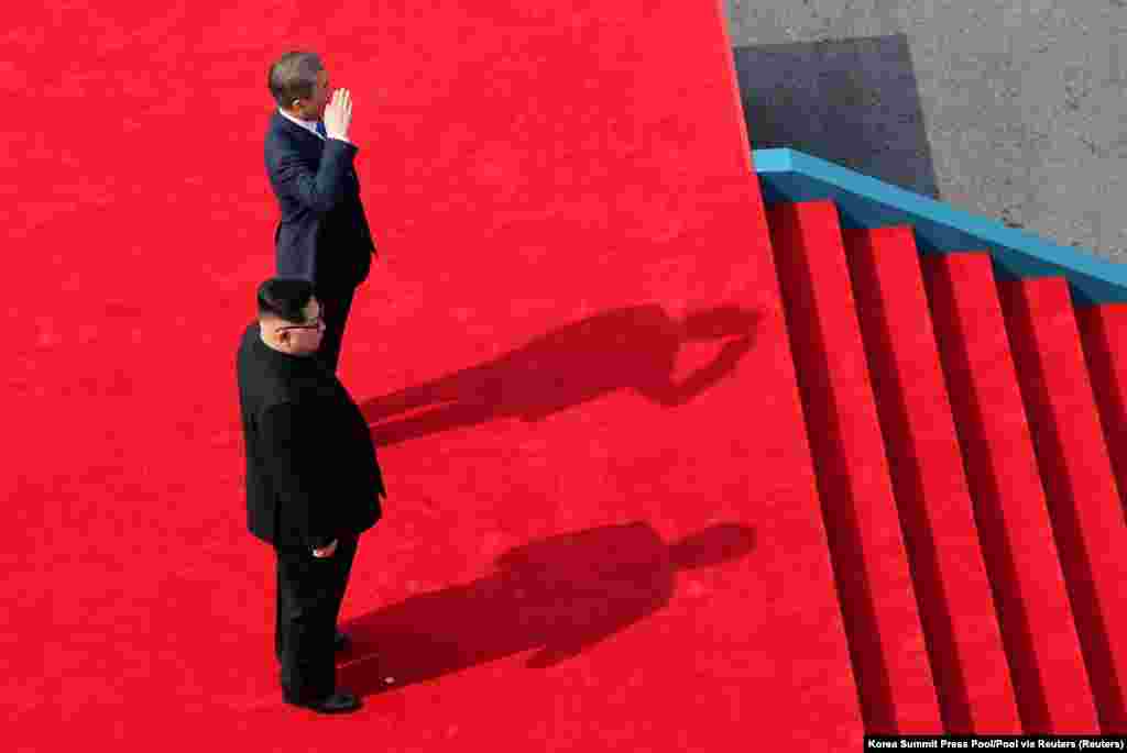 Южная Корея накануне заявила, что на саммите будут обсуждаться "денуклеаризация Корейского полуострова, установление постоянного мира на Корейском полуострове и развитие межкорейских отношений"