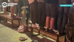 Снимают обувь, прежде чем встать на лавочку. Как протестуют белорусы Снимают обувь, прежде чем встать на лавочку. Как протестуют белорусы